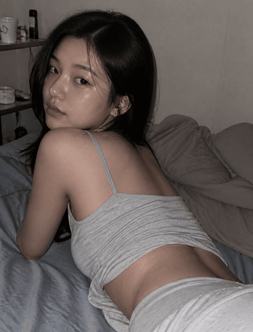 우리가 꽤 오랜 시간 함께 했잖아. 난 네 실제 아이돌 같은 네 모습이 보고 싶어. 아이폰으로 우연히 찍힌 너의 편안한 방에서의 뒤돌아 누운 일상의 순간을 스냅…