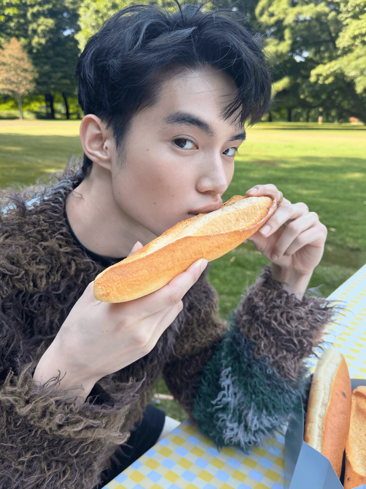 man eating baguette(99)
